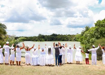 Candeias: Representantes da religião de Matriz Africana realizam o tradicional “Abraço da lagoa da CCC”