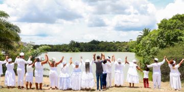 Candeias: Representantes da religião de Matriz Africana realizam o tradicional “Abraço da lagoa da CCC”