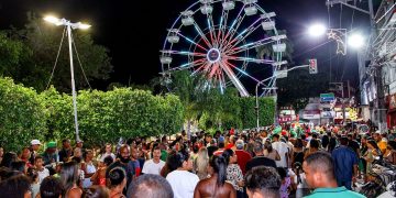 Com show de fogos e luzes, milhares de pessoas acompanham abertura do Natal de Candeias 