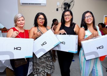 Candeias: Professores recebem notebooks para auxiliar no trabalho pedagógico