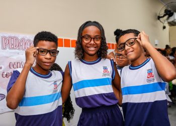 “Agora vou enxergar bem melhor”: alunos da rede municipal recebem óculos de grau