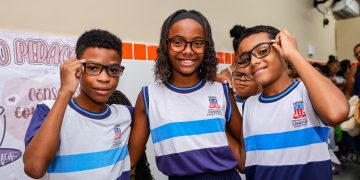 “Agora vou enxergar bem melhor”: alunos da rede municipal recebem óculos de grau