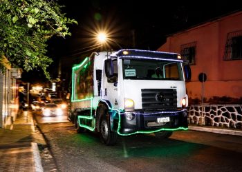 Então é Natal: Caminhões de lixo recebem decoração natalina e viraliza nas redes sociais