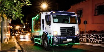Então é Natal: Caminhões de lixo recebem decoração natalina e viraliza nas redes sociais