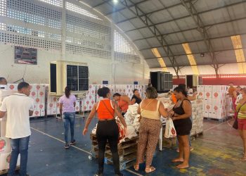 Candeias: Prefeitura climatiza local de entrega das cestas natalinas
