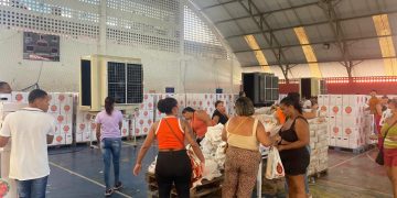 Candeias: Prefeitura climatiza local de entrega das cestas natalinas