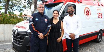 Candeias recebe nova ambulância para reforçar o atendimento do SAMU