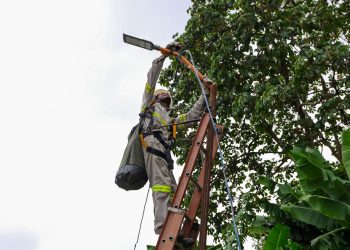 Candeias: Serviços de manutenção são iniciados e escadaria que liga Getúlio Vargas ao Malembá ganha iluminação em LED