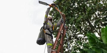 Candeias: Serviços de manutenção são iniciados e escadaria que liga Getúlio Vargas ao Malembá ganha iluminação em LED