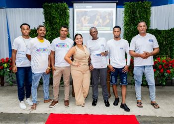 Candeias: Estudantes da EJA recebem certificado de conclusão de curso profissional