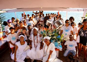 Em festa, devotos homenageiam e entregam presentes a Yemanjá, em Caboto