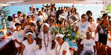 Em festa, devotos homenageiam e entregam presentes a Yemanjá, em Caboto