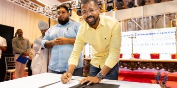 Candeias: Em festa de Nª.Sª. das Candeias, prefeito assina Ordem de Serviço para requalificação da Praça da Matriz