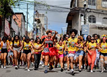 Carnavalizou: Arrastão reúne dezenas de foliões pelas ruas de Candeias