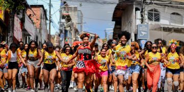 Carnavalizou: Arrastão reúne dezenas de foliões pelas ruas de Candeias