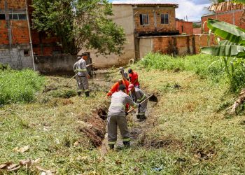 Candeias: Prefeitura intensifica limpeza e desobstrução de canais de drenagem na cidade