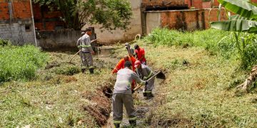 Candeias: Prefeitura intensifica limpeza e desobstrução de canais de drenagem na cidade