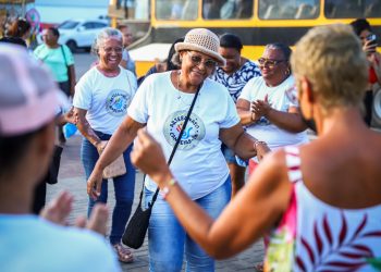 Candeias: Feira de artesanato termina com muita descontração e samba de roda