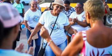 Candeias: Feira de artesanato termina com muita descontração e samba de roda