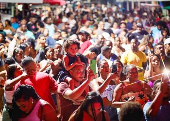 Candeias: Com mistura de ritmos, pagode, samba e arrocha agitam domingo de carnaval