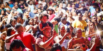 Candeias: Com mistura de ritmos, pagode, samba e arrocha agitam domingo de carnaval