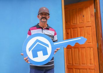 Candeias: Morador se emociona ao voltar à casa reformada pelo programa Construindo Sonhos