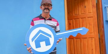 Candeias: Morador se emociona ao voltar à casa reformada pelo programa Construindo Sonhos