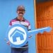 Candeias: Morador se emociona ao voltar à casa reformada pelo programa Construindo Sonhos