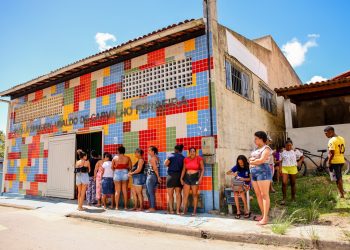 Beneficiários dos distritos fazem fila para garantir o ticket da Semana Santa