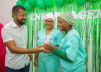 Candeias: Profissionais de enfermagem do município são homenageados em data festiva