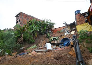 Candeias: Defesa Civil interdita 9 casas após deslizamento de terra