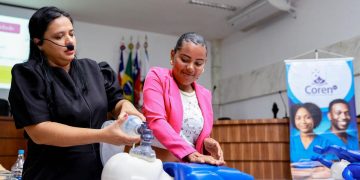 Candeias: Profissionais de enfermagem participam de curso sobre emergências pediátricas