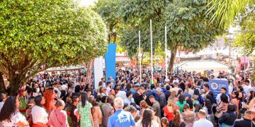 Candeias: Moradores, autoridades e esportistas lotam praça para passagem do Fogo Simbólico