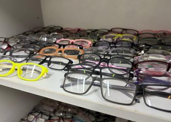 Candeias: Dezenas de óculos ofertados gratuitamente pela Prefeitura não são retirados pelos pacientes; alguns estão guardados desde 2022