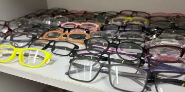 Candeias: Dezenas de óculos ofertados gratuitamente pela Prefeitura não são retirados pelos pacientes; alguns estão guardados desde 2022