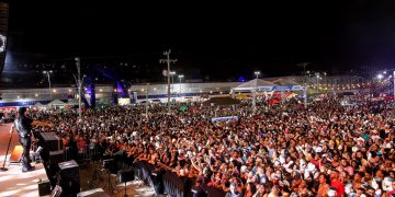 Candeias 67 anos: Na terra do arrocha, Tayrone, Theuzinho e “Bodega” do Pablo reúnem mais de 30 mil pessoas
