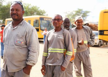 Candeias: Pais que atuam na limpeza urbana são homenageados com café da manhã e serviços de saúde