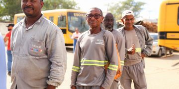 Candeias: Pais que atuam na limpeza urbana são homenageados com café da manhã e serviços de saúde