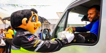 Candeias: SEMOB finaliza ações do trânsito com panfletagem nos transportes alternativos