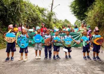 Candeias: Desfile em alusão ao 7 de setembro reúne centenas de alunos e moradores em Passagem dos Teixeiras