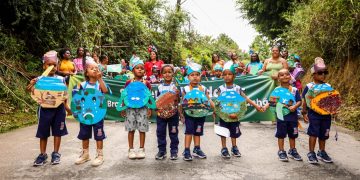 Candeias: Desfile em alusão ao 7 de setembro reúne centenas de alunos e moradores em Passagem dos Teixeiras