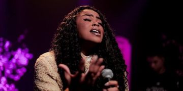 Candeias: Cantora candeense Taisla Hengel é confirmada na Semana Evangélica