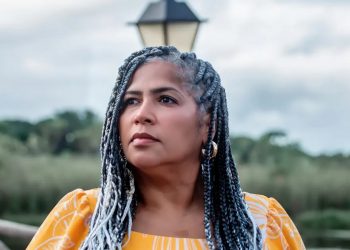 Candeias: Nara Costa, a Serva de Deus, se apresenta na primeira noite da Semana Evangélica