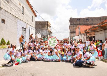 Candeias: Alunos da Escola Municipal São João Batista levam o colorido da primavera para as ruas da Nova Brasília