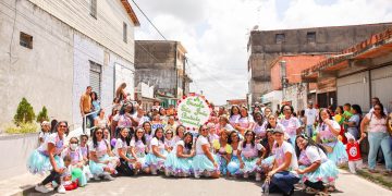 Candeias: Alunos da Escola Municipal São João Batista levam o colorido da primavera para as ruas da Nova Brasília