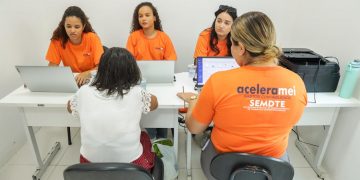 Candeias: Técnicos da SEMDTE promove ação do Acelera MEI para feirantes da Central de Abastecimento