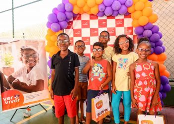 Candeias: Mais de duzentos alunos recebem óculos de grau gratuito