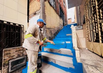 Candeias: SEMAN realiza serviços de limpeza e recuperação de calçadas no centro da cidade