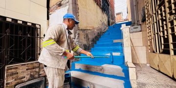 Candeias: SEMAN realiza serviços de limpeza e recuperação de calçadas no centro da cidade