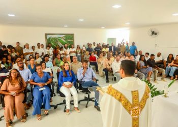 Candeias: Prefeito e servidores iniciam 1º dia útil de trabalho com missa solene